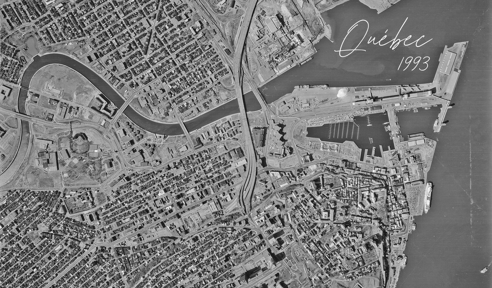 Photo aérienne du Vieux-Québec et du Vieux-Port en 1993